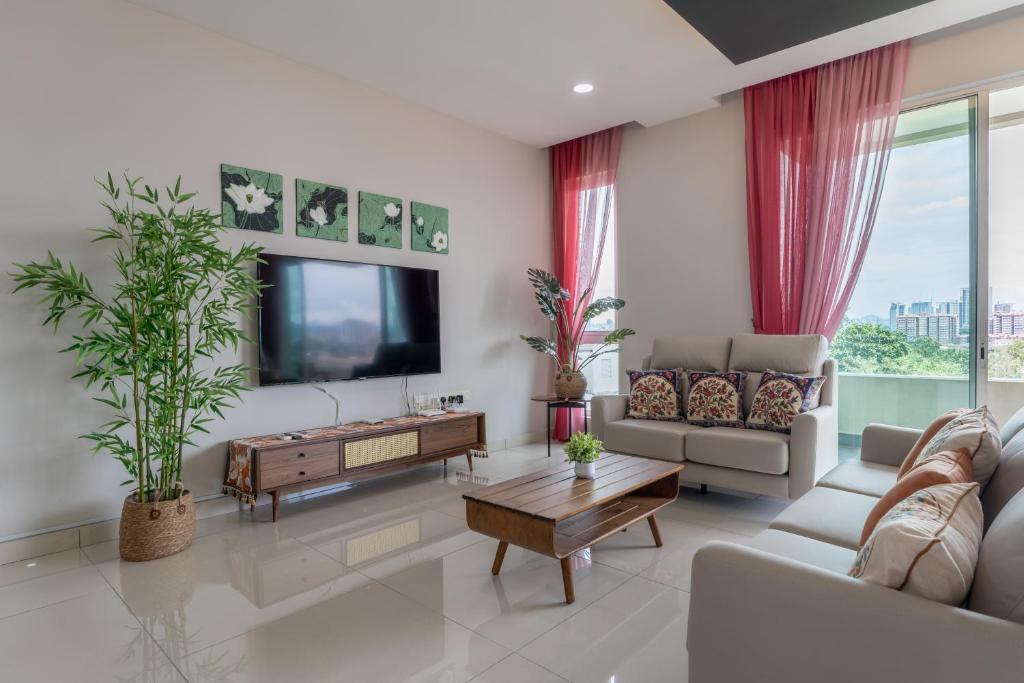 sala de estar con TV, sofá y mesa en New l B5 Near KLCC Peranakan Home 15px en Kuala Lumpur