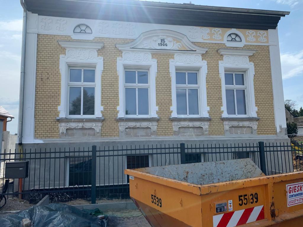 een gebouw met een vuilniswagen ervoor bij Villa Schellhase in Werder