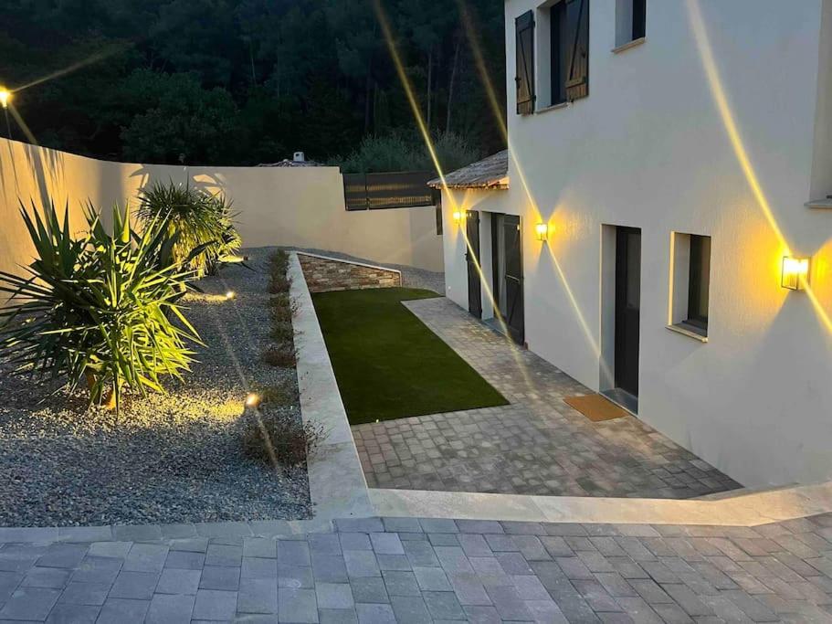 einen Innenhof eines Hauses in der Nacht mit Lichtern in der Unterkunft Villa Azur in La Valette-du-Var