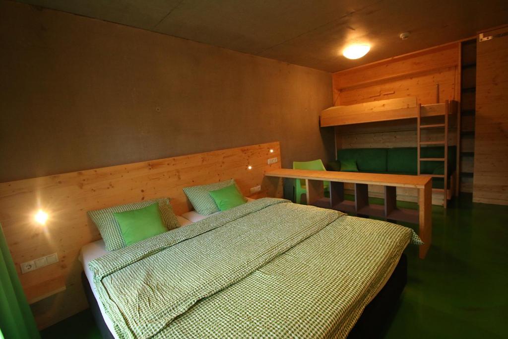 Postel nebo postele na pokoji v ubytování Base Aktivhotel Montafon
