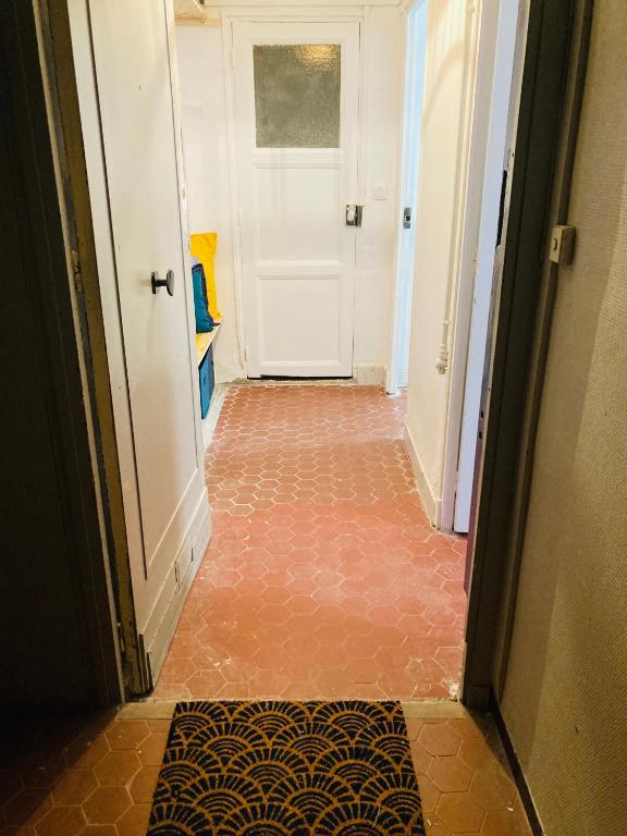 a hallway with a door and a tile floor at Pied à terre Méditerranéen ! in Marseille