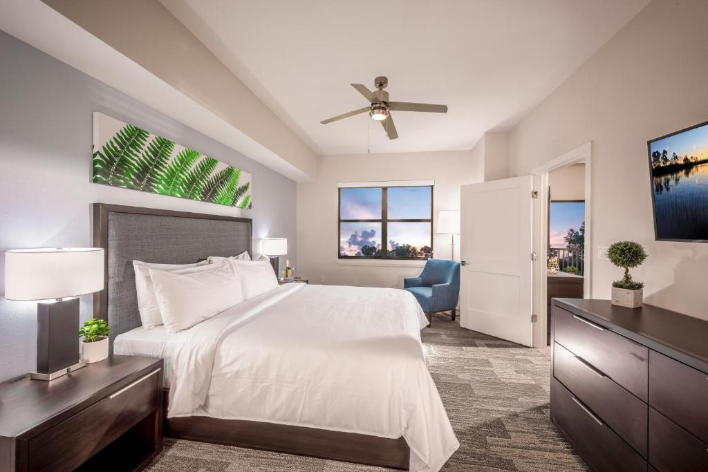 Rúm í herbergi á The Grove Resort & Water Park Orlando
