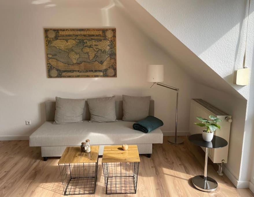 ein Wohnzimmer mit einem Sofa und einem Tisch in der Unterkunft Central Hub Kassel City in Kassel