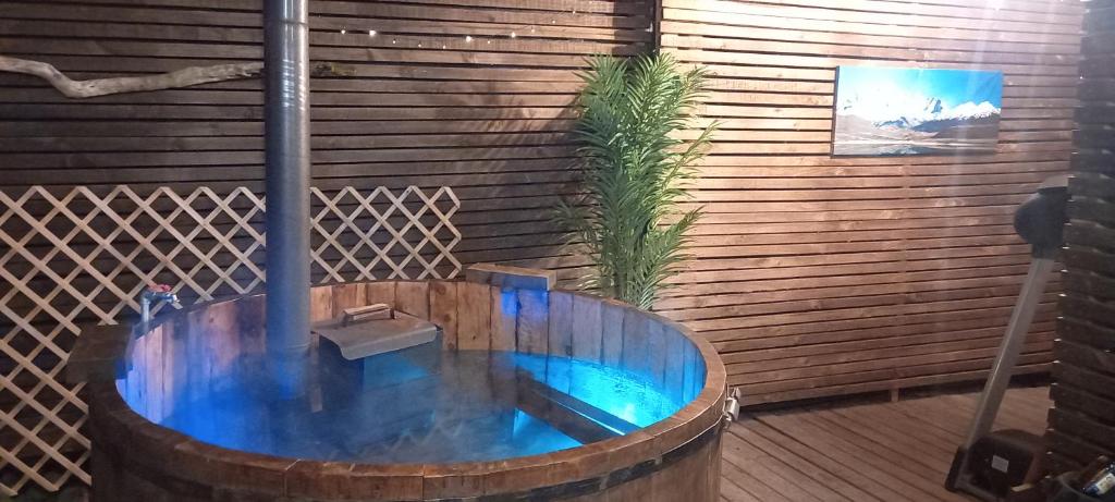 una gran bañera de madera con una fuente en una habitación en Cabañas Cerca del Centro en Puerto Montt