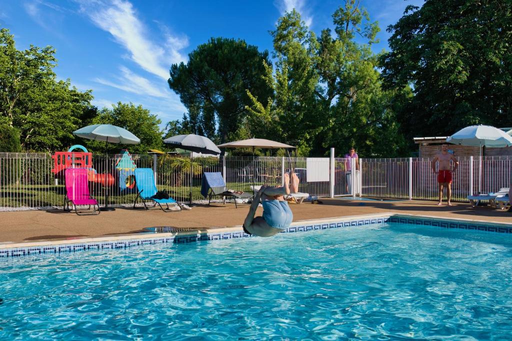 Bazén v ubytování Les chalets de Gaillac nebo v jeho okolí