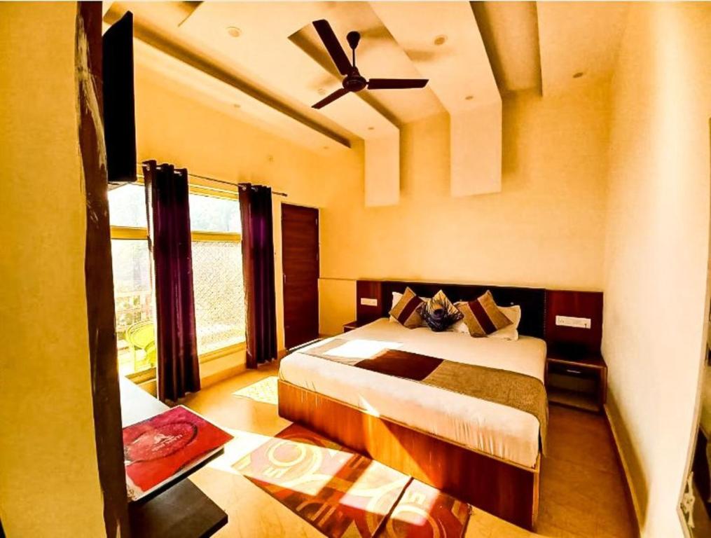 a bedroom with a bed and a ceiling fan at Sunny Pines Resort in Lansdowne