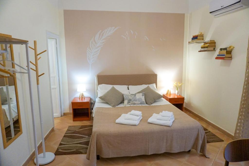 sypialnia z łóżkiem z dwoma ręcznikami w obiekcie BED&BOOK Palazzo Cutelli w mieście Palermo