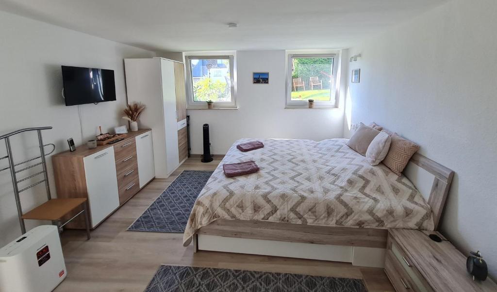 1 dormitorio con 1 cama y TV en Hygge Apartment en Warstein