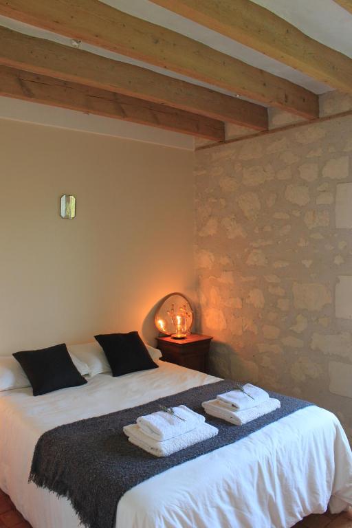 ein Schlafzimmer mit einem Bett mit Handtüchern darauf in der Unterkunft Gîte Moulin d'Olivet 