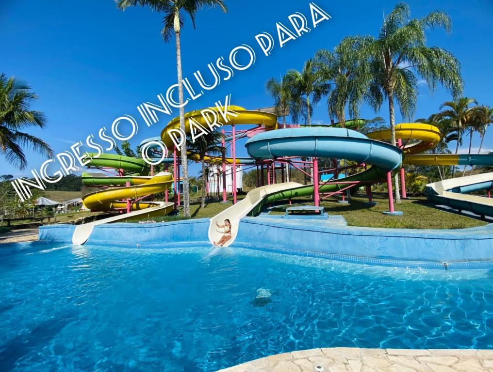 un tobogán acuático en un parque acuático en Apartamento Quartier no Parque Aldeia das Aguas, en Barra do Piraí