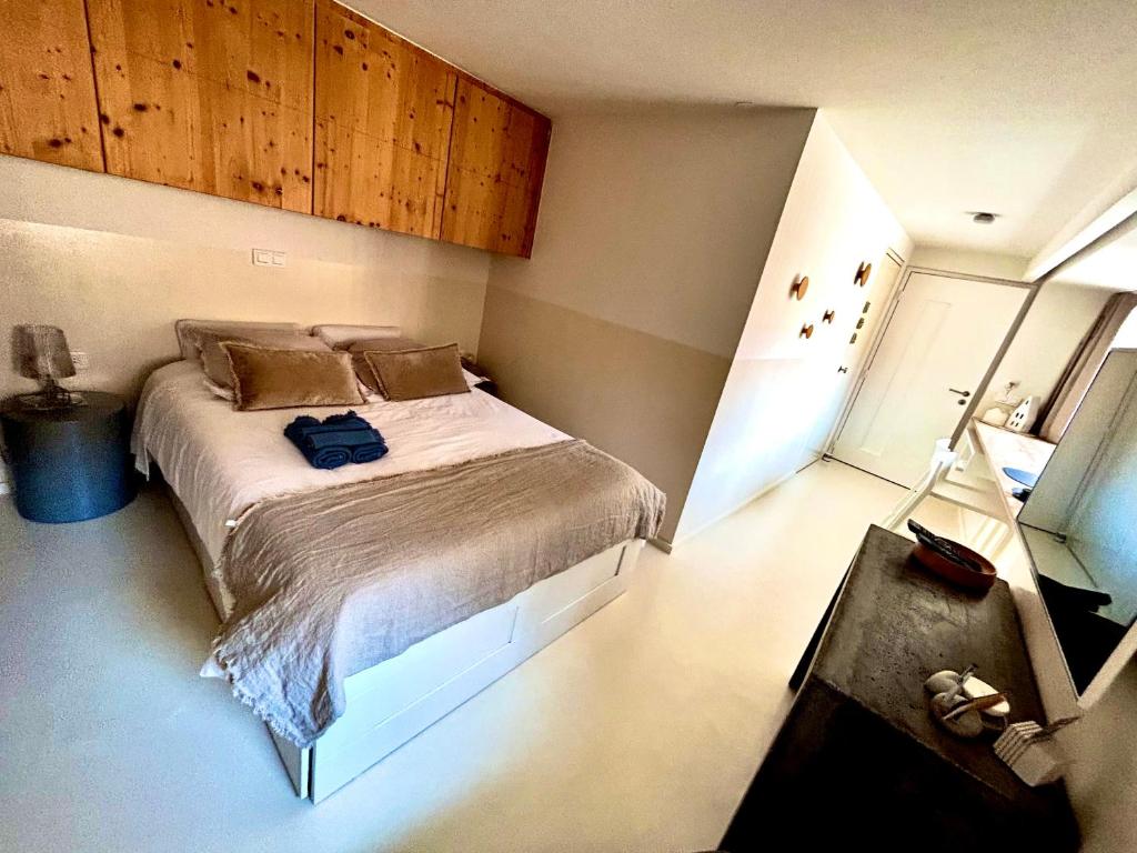 Un dormitorio con una cama con una bolsa azul. en Le4bergheim Chambre d'hôtes en Bergheim