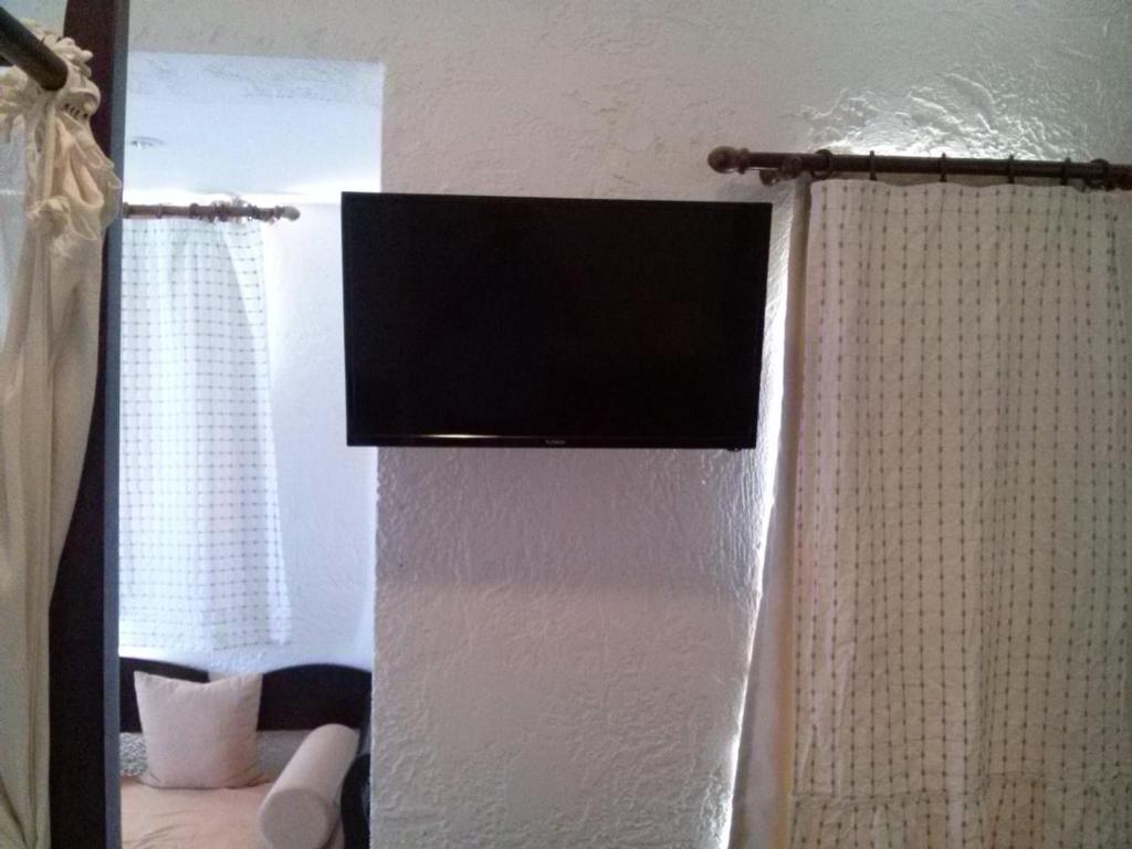 TV a/nebo společenská místnost v ubytování Creta Aquamarine Hotel