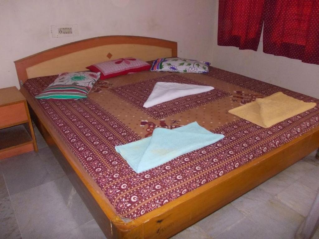 Postel nebo postele na pokoji v ubytování Rishaan Guest House