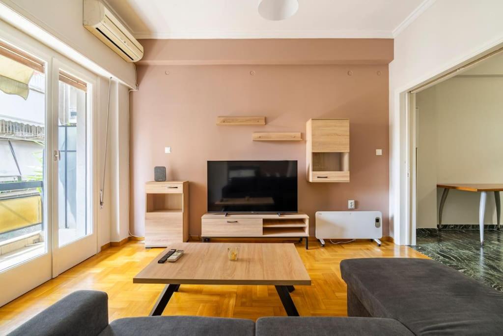 TV a/nebo společenská místnost v ubytování Spacious 2 Bedrm in Pangrati Athens Center