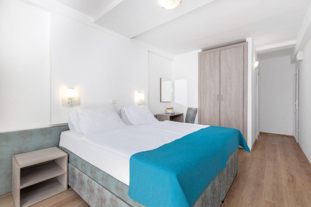 A bed or beds in a room at Paviljoni Slaven