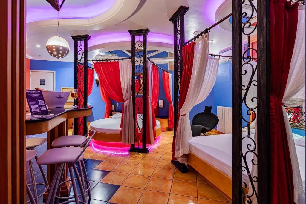 Postel nebo postele na pokoji v ubytování Monn Cherry Motel