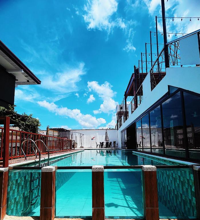 Bazén v ubytování Urban Glamp Resort Iloilo nebo v jeho okolí