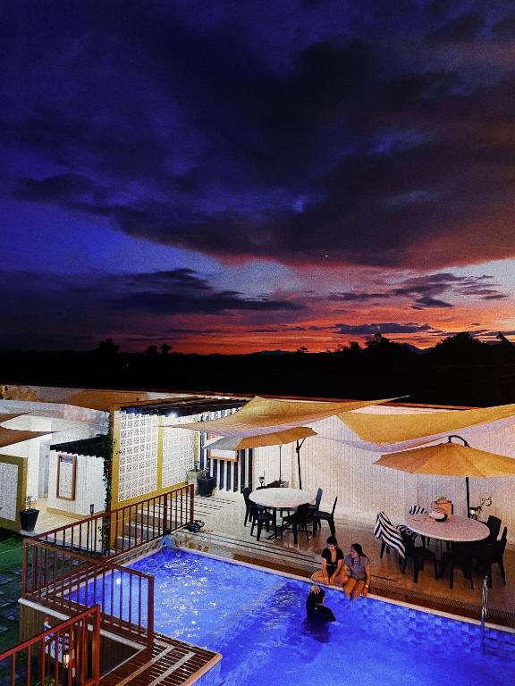Bazén v ubytování Urban Glamp Resort Iloilo nebo v jeho okolí