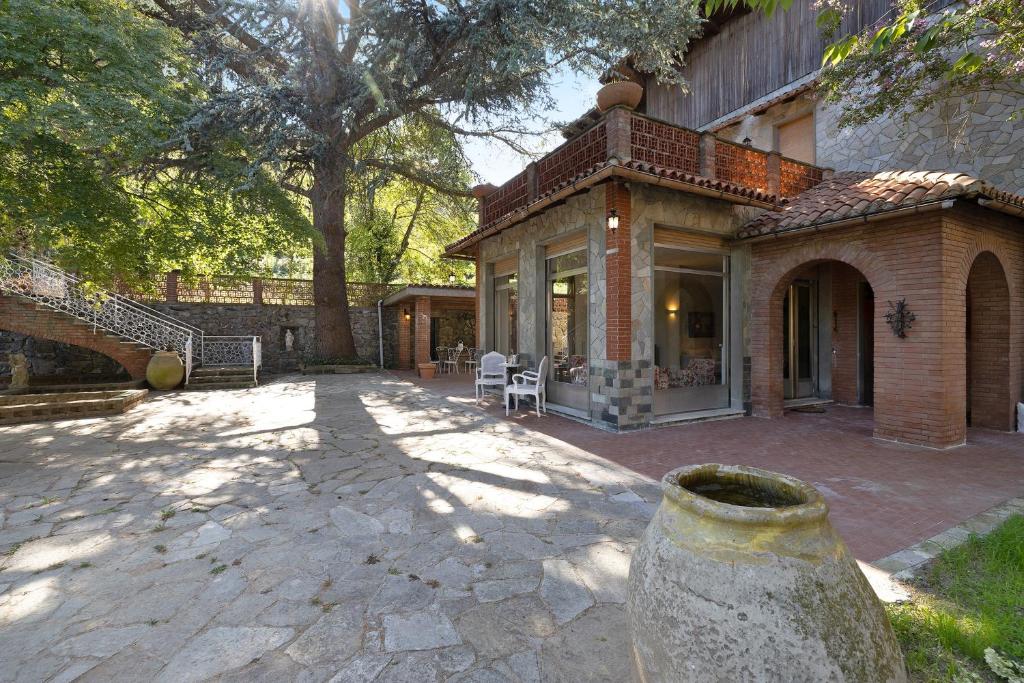 Casa de ladrillo con patio y árbol en Pratolina en Savona