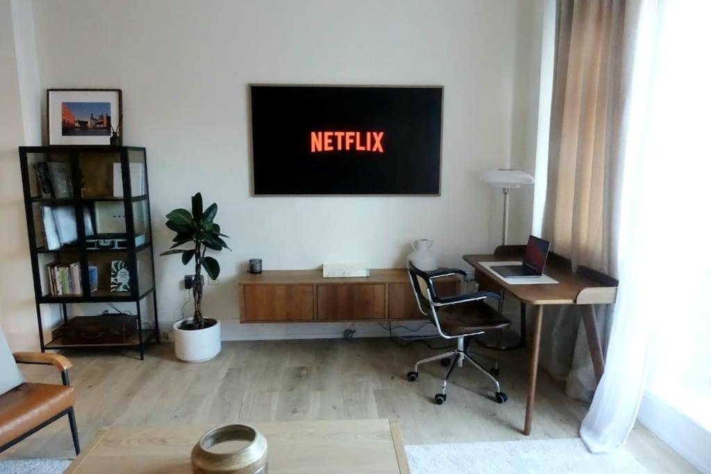 TV a/nebo společenská místnost v ubytování Stylish city-centre apartment with balcony
