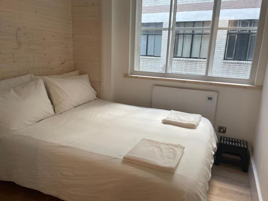 Postel nebo postele na pokoji v ubytování Stylish city-centre apartment with balcony