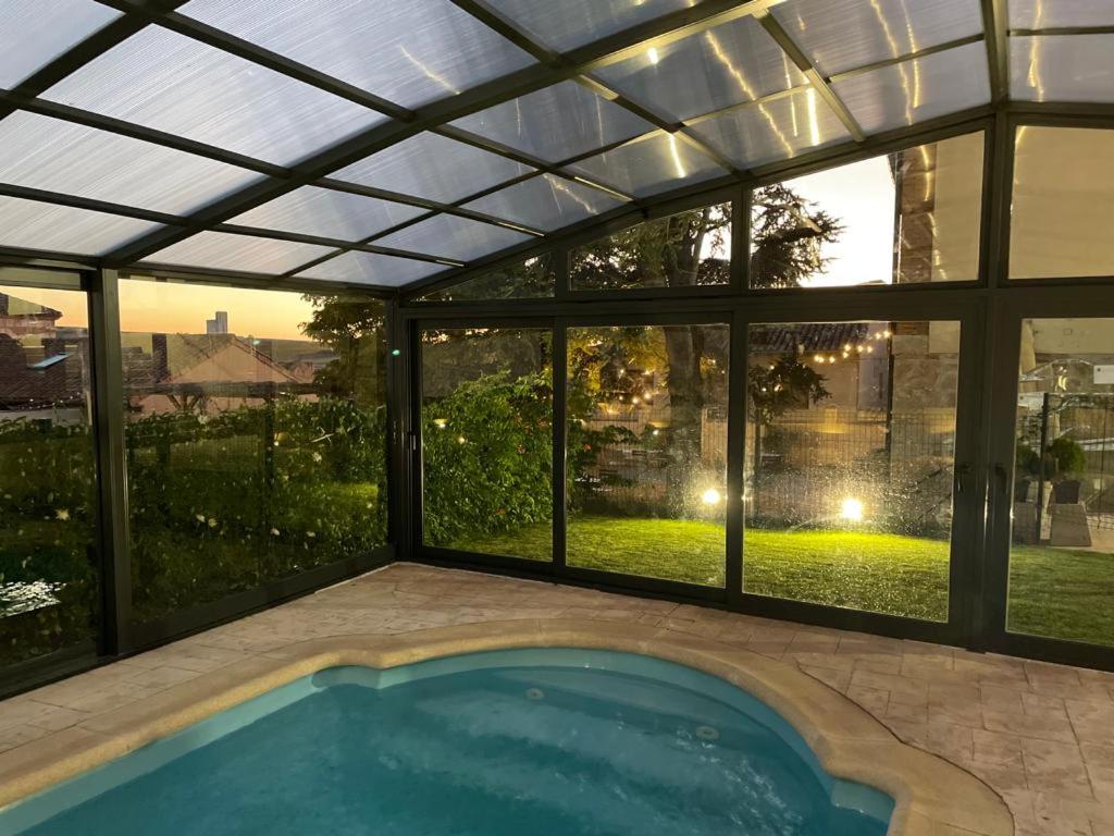 una casa junto a la piscina con pérgola y piscina en Hotel Rural El Cedro, en Lerma