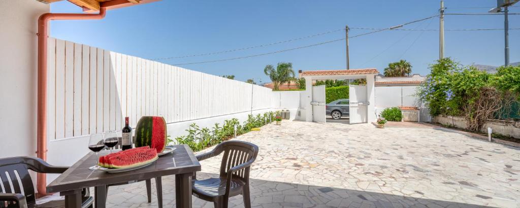 Balkón alebo terasa v ubytovaní Arricàmpati Airport Rooms in Villa & RENT CAR