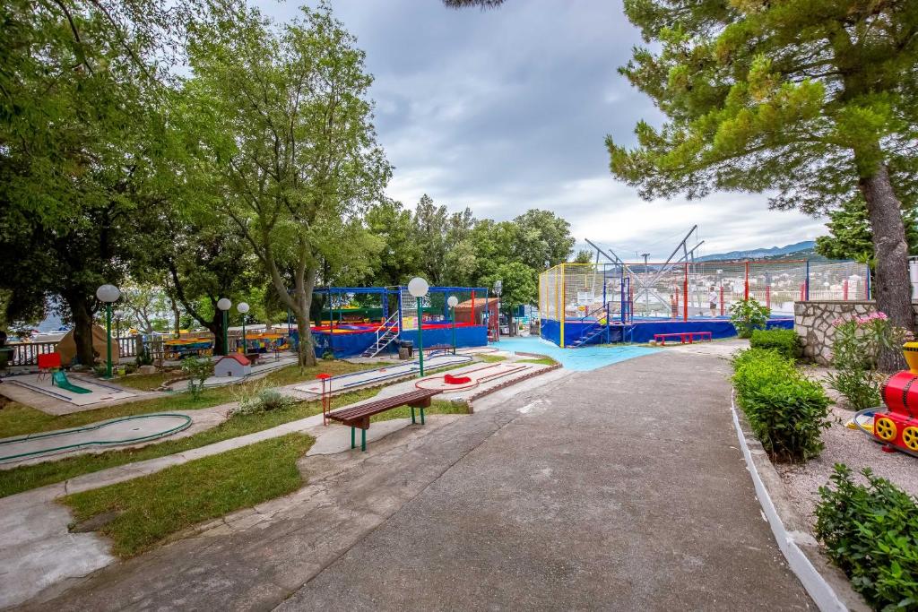 The swimming pool at or close to Paviljoni Slaven