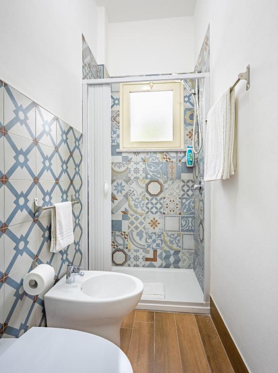 Kúpeľňa v ubytovaní Arricàmpati Airport Rooms in Villa & RENT CAR