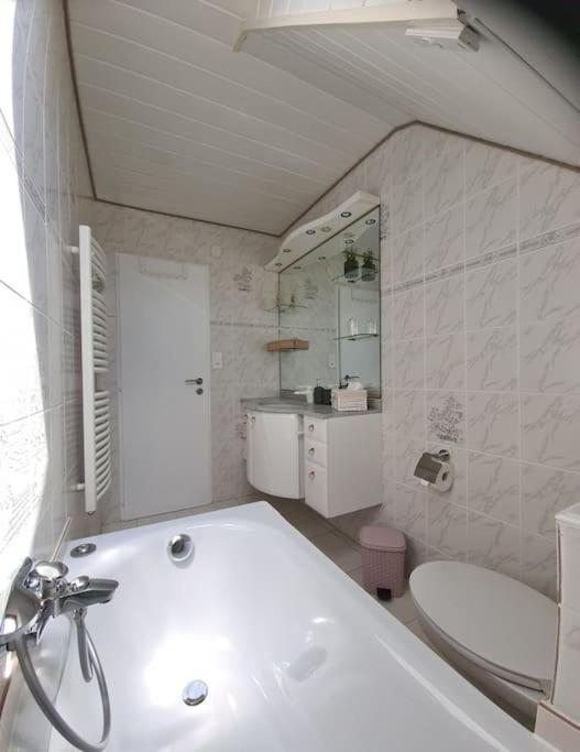 un bagno con vasca, WC e lavandino di Appartement confortable à deux pas de l'EPFL - l'UNIL a Ecublens