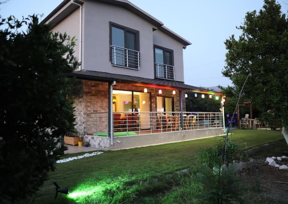 Una casa con luces en la parte delantera. en Villa Green, en Muğla