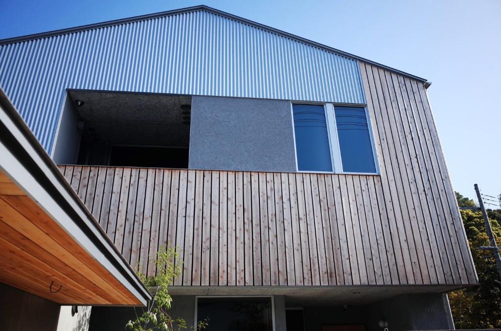 a building with blue windows on the side of it at MAGATAMA,INN - Vacation STAY 41790v in Sumoto