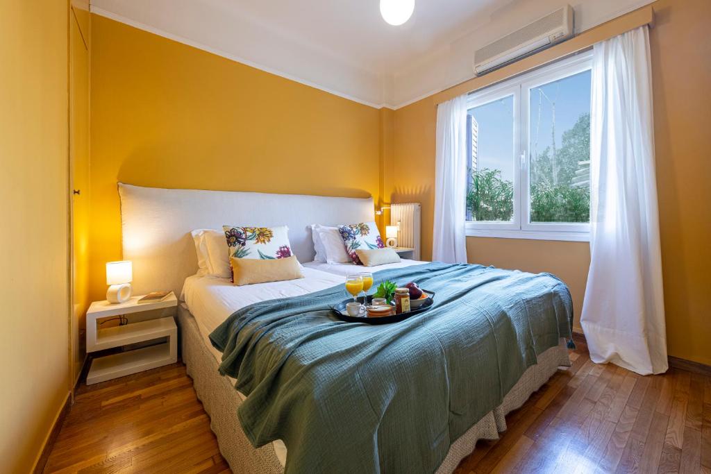 Un pat sau paturi într-o cameră la Hidesign Athens Plaka Apartment in Acropolis