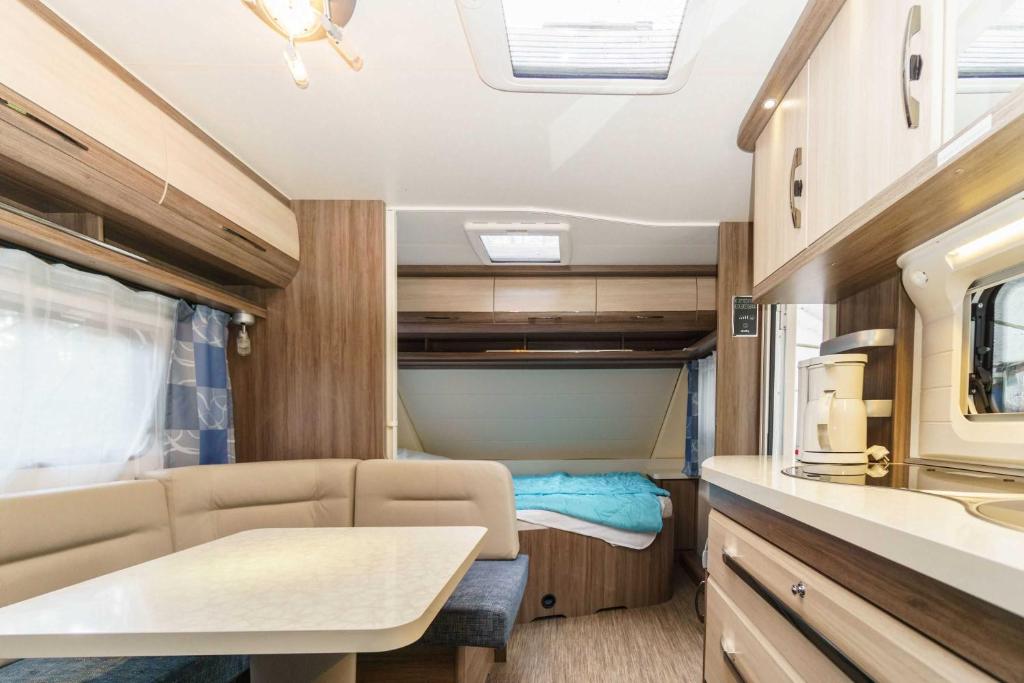 Posezení v ubytování Urlaub im Wohnwagen mitten im Wald