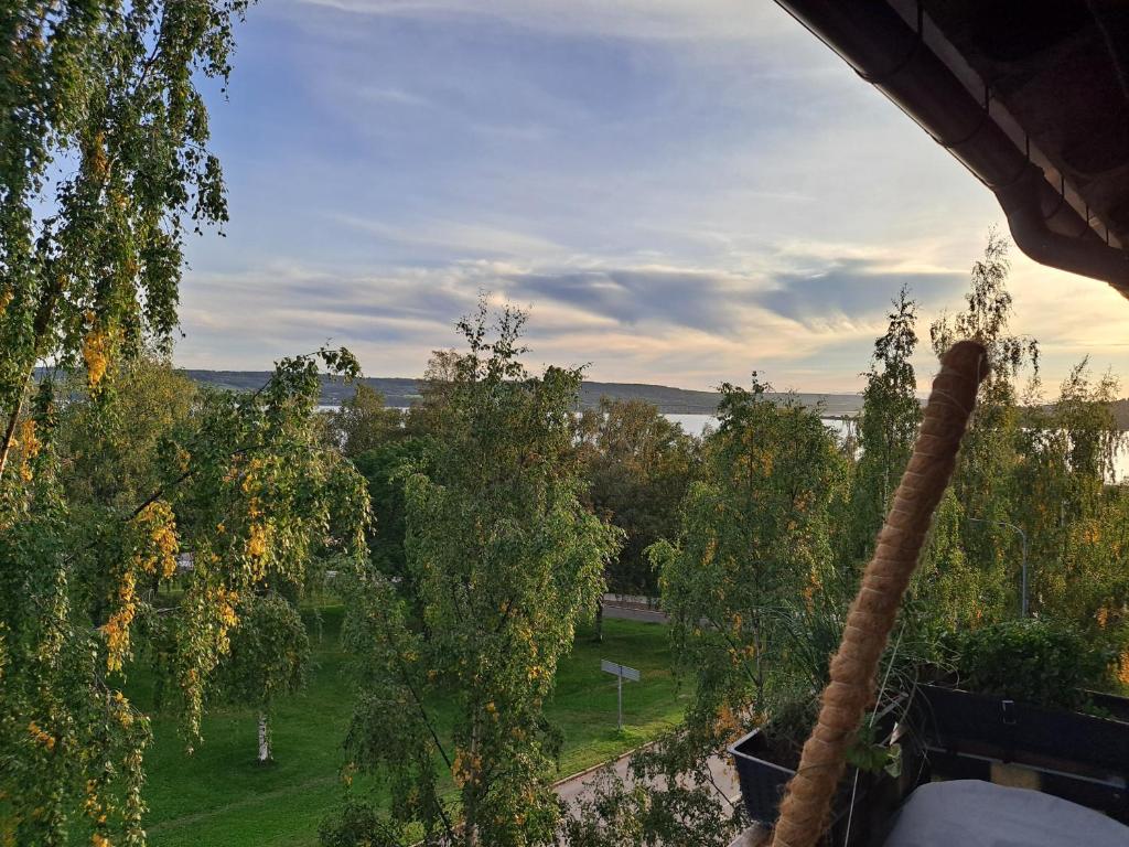 einen Blick vom Balkon eines Hauses mit Bäumen in der Unterkunft Karls ställe in Östersund