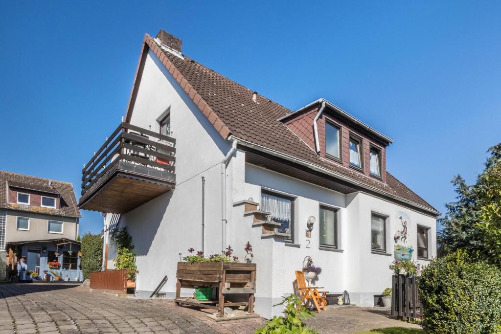una casa bianca con tetto marrone di Ferienwohnung am Ps Speicher 