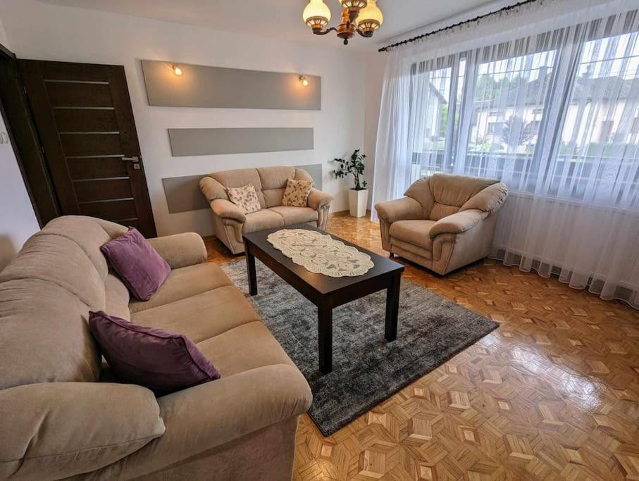 ein Wohnzimmer mit 2 Sofas und einem Couchtisch in der Unterkunft Guest House close to Molo Resort in Osiek