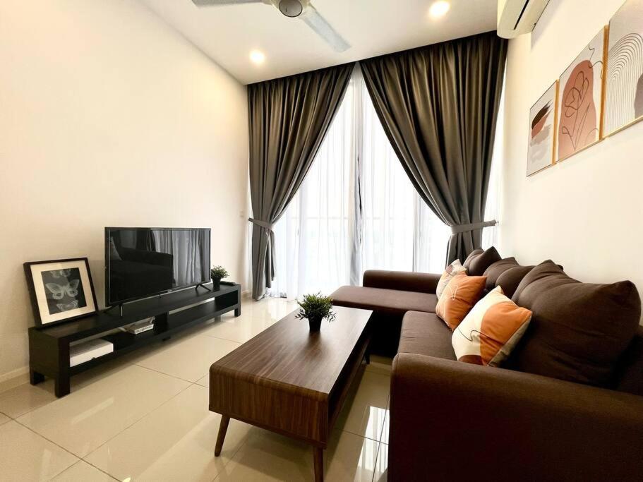 uma sala de estar com um sofá e uma televisão em Walk to Legoland, D'Pristine Medini em Nusajaya