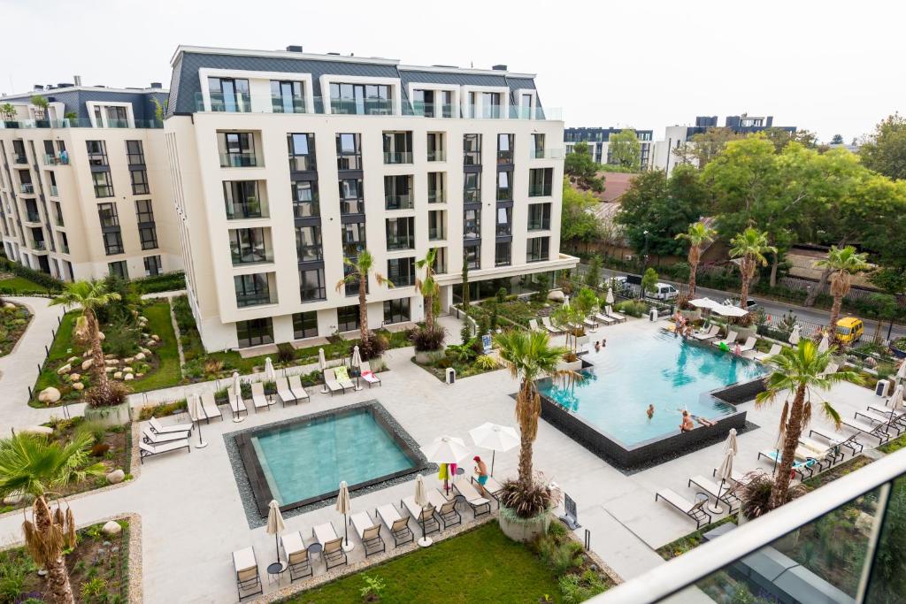 una vista aerea di un hotel con piscina e palme di Apartment B - Lifestyle Holiday a Sveti Konstantin i Elena