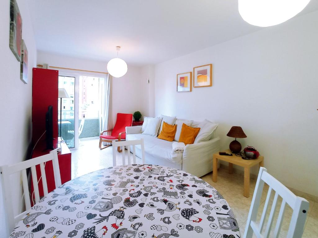 uma sala de estar com um sofá branco e uma mesa em Live Candelaria Alsaca con Balcón y Vista al Mar em Candelaria