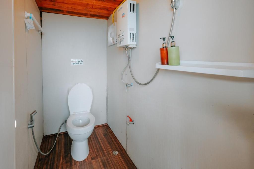 a small bathroom with a toilet in a room at ฮิมสวนโฮมสเตย์ 
