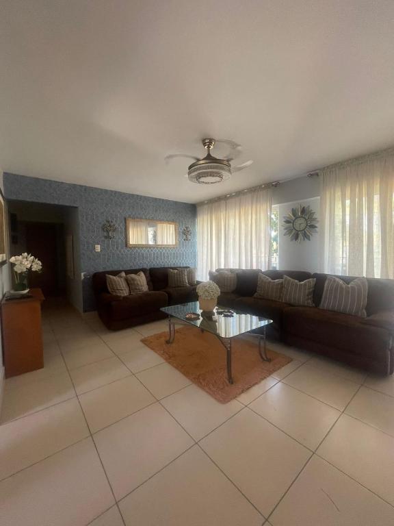 a living room with a couch and a table at Apartamento de 3 habitaciones en zona colonial frente al ozama in Calero