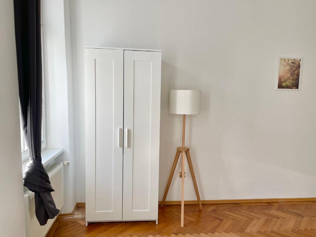 un armario blanco en una habitación con lámpara en Sunny & Calm 45 m2 Apartment, en Viena
