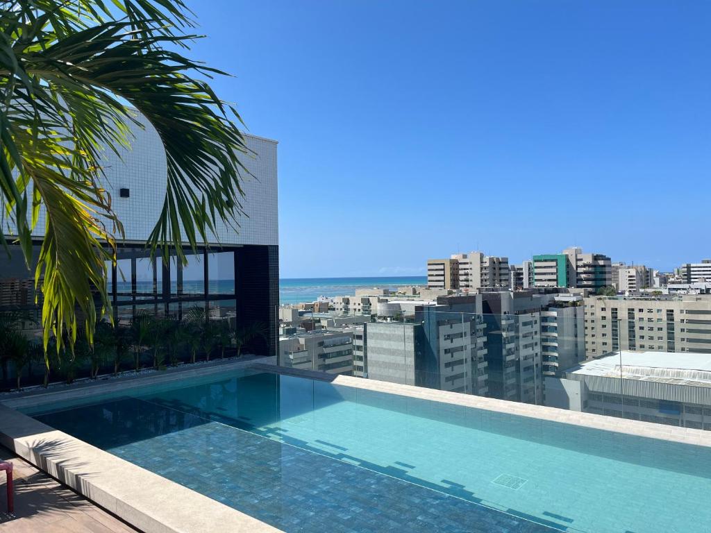 馬塞約的住宿－Apto moderno com vista para o mar da Jatiúca，建筑物屋顶上的游泳池