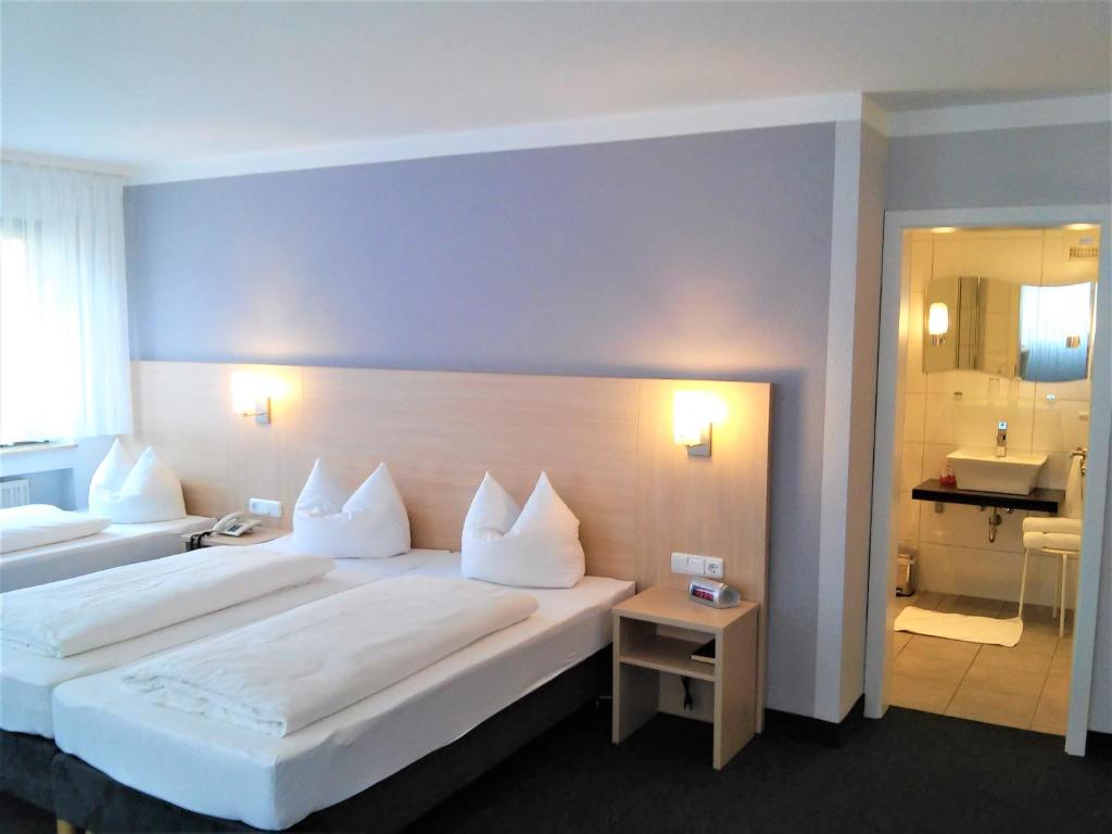 Postel nebo postele na pokoji v ubytování Hotel Brehm
