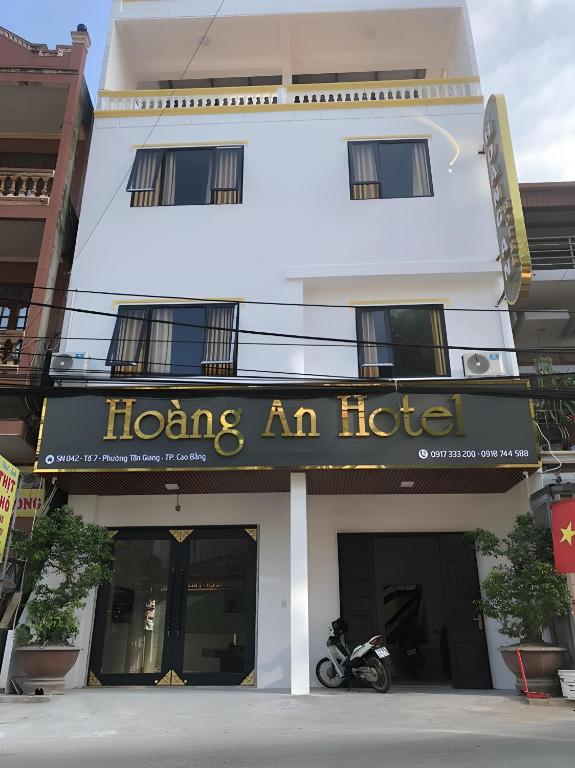 ein Hotel mit einem Schild, das ein Hotel hupt in der Unterkunft Khách Sạn Hoàng An in Cao Bằng