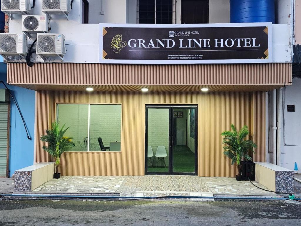 een grand line hotel met een bord aan de voorkant bij Grand Line Hotel Semporna in Semporna