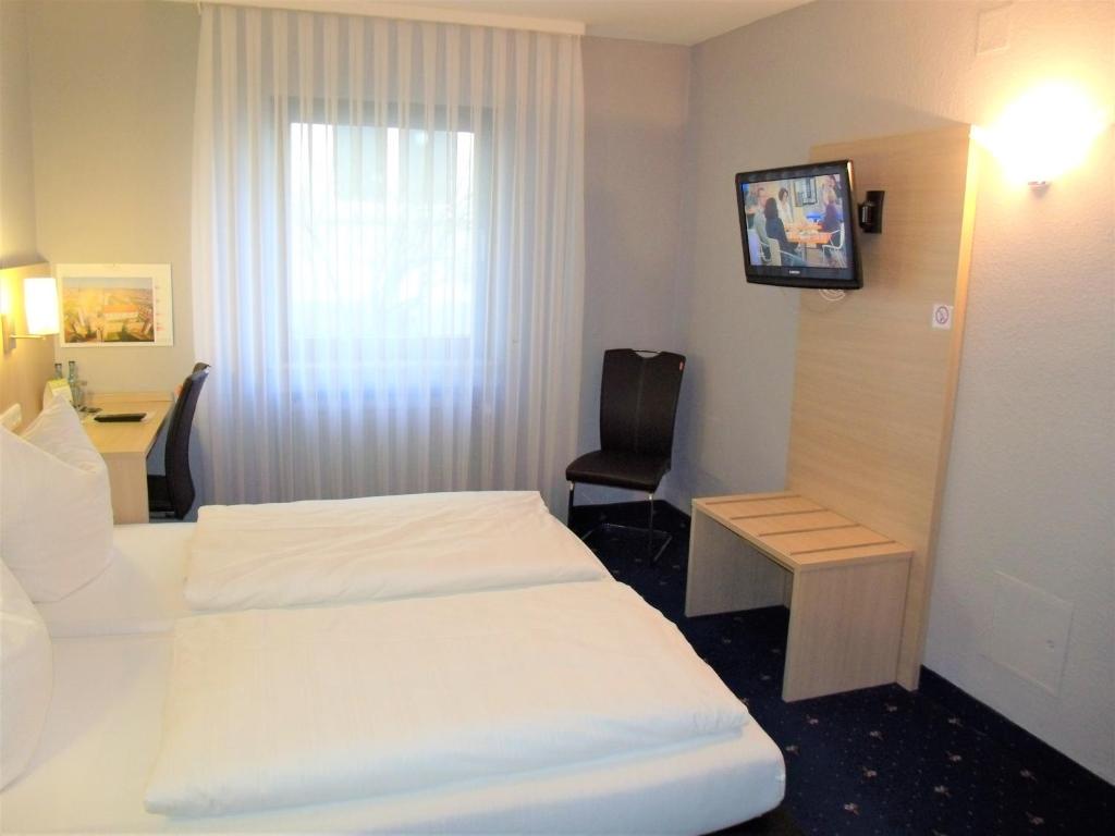 Postel nebo postele na pokoji v ubytování Hotel Brehm
