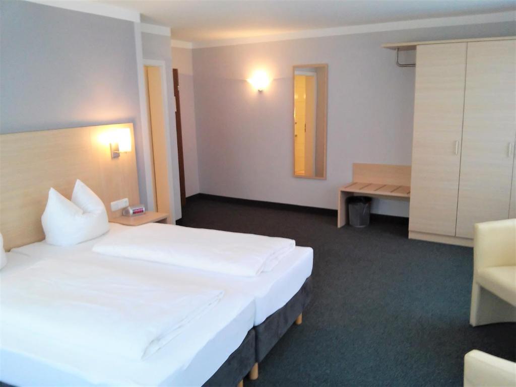 Postel nebo postele na pokoji v ubytování Hotel Brehm