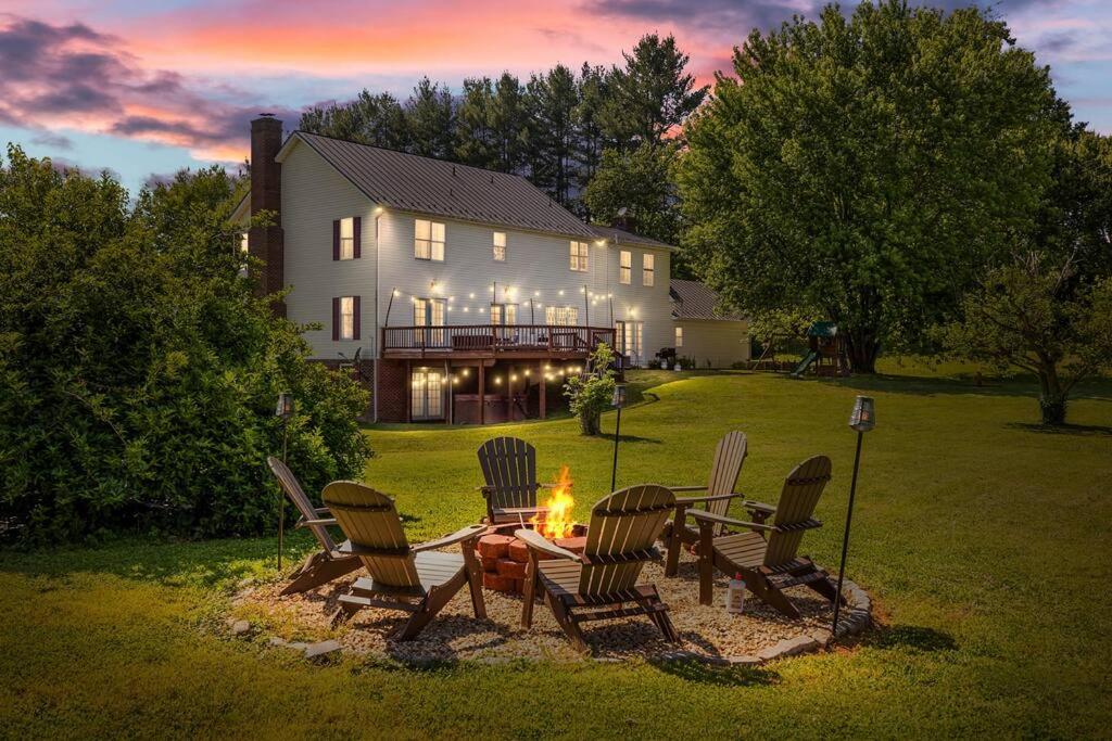 Zahrada ubytování Hot Tub - Home Gym - Fire Pit - Game Room - Private Footpath to Winery